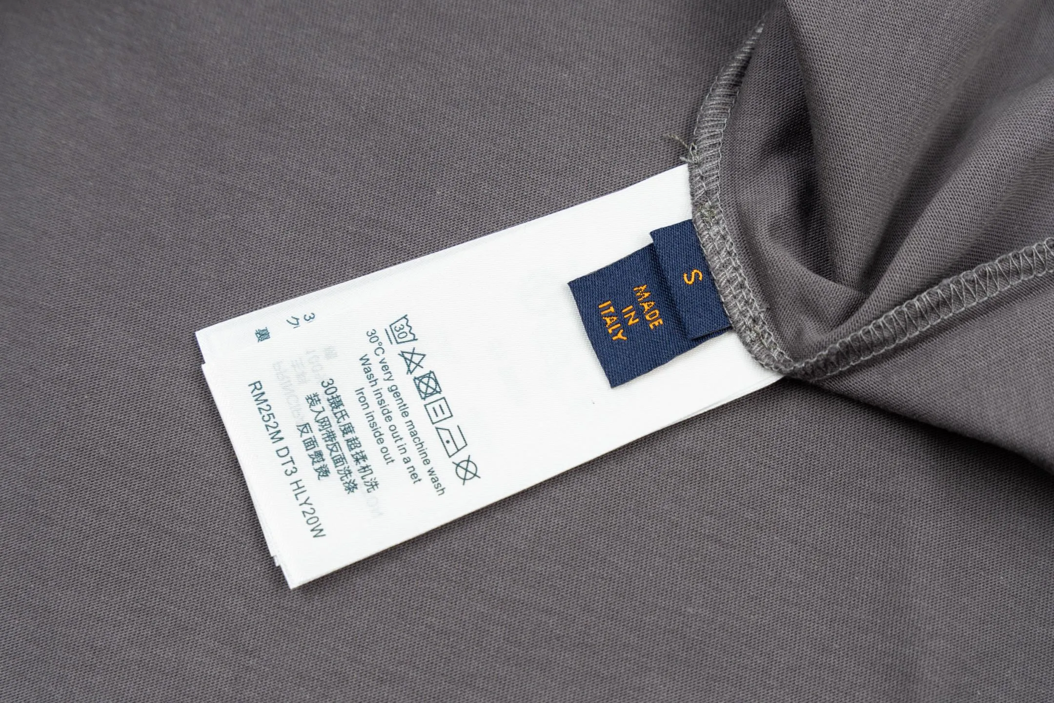 🅿️280 1v 25SS embossed short sleeves (grey) The fabric is made of 24S 185g special woven compact cotton fabric, and the rib is made of 32S 300g double yarn rib. It is woven with 24-count special compact cotton yarn. The weaving process requires high standards and requires the use of advanced looms and high-quality raw materials. Specially woven compact cotton has many advantages, such as softness and comfort, good breathability, strong wrinkle resistance, good durability, etc.; it has a tighter, softer and more delicate texture and feel. The chest logo is embroidered with a silicone backing, and a flexible silicone pad is pre-placed under the embroidery thread, giving the pattern a full three-dimensional feel and a unique soft elastic touch. It solves the stiffness problem of traditional embroidery, and enhances the visual level through the collision of materials, becoming the visual focus of integrating technology and handicrafts. The topstitching on the shoulders uses a special tension process to form flip-effect stitching, transforming the original functional stitching into a decorative element. The back-stitched cuff process accurately hides the seams on the inside, leaving only the pure outline of a complete rib. Echoing this is the mirror-image flip-stitching of the woven label on the back so that the glossy side of the label faces outwards, both of which create an inside-out design detail. Size:XS-S-M-L